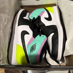 Jordan Air 1 Mid GS White Black Green